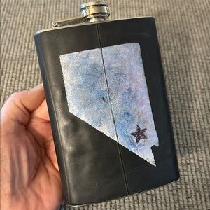 Stainless steel Flask with black scuba rubber and a hand painted State Design